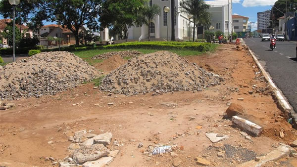 Alguns entulhos continuam amontoados na praça. Foto: Gazeta do Triângulo