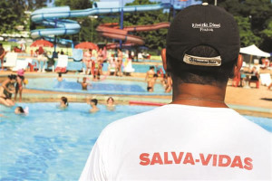 Segundo a lei, o clube deve possuir um salva-vidas para cada mil associados. Foto: Divulgação