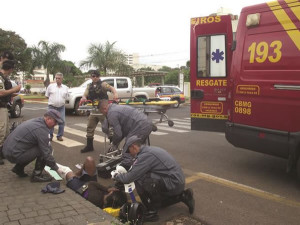 Corpo de Bombeiros socorre vítima de acidente com moto, o quinto atendimento realizado apenas na manhã de ontem. Foto: Gazeta do Triângulo