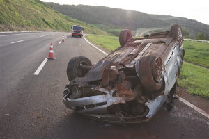 O veículo ficou totalmente destruído. Foto: Gazeta do Triângulo
