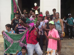 Integrantes do Arrastão comemoram resultado da apuração nas escadas da Casa da Cultura. Foto: Gazeta do Triângulo