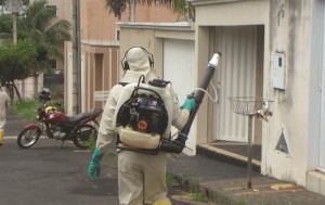 Com o uso de bomba costal, agente aplica o fumacê nos arredores do endereço com caso de dengue notificado.  Foto: Gazeta do Triângulo