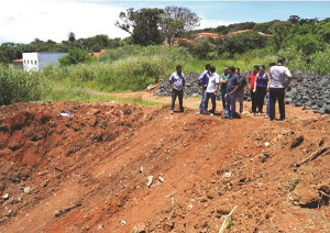 Na manhã desta quinta-feira, 26, integrantes do Legislativo acompanharam de perto a  situação, e reforçaram a necessidade de uma solução emergencial. Foto: Gazeta do Triângulo