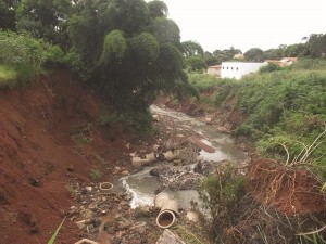 Queda de estruturas coloca em risco a segurança na área. Foto: Gazeta do Triângulo