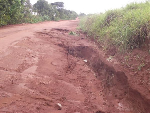 Estrada rural encontra-se comprometida e motoristas precisam redobrar os cuidados. Foto: Gazeta do Triângulo