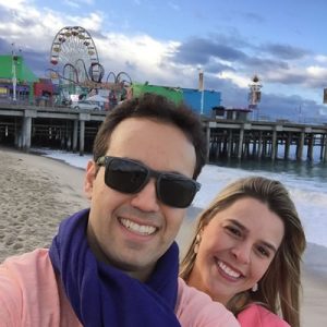 Jornalista e Empresária Fabiana Barcelos e o marido Lucas Moura, curtiram férias na Califórnia. O registro foi no famoso Píer de Santa Mônica