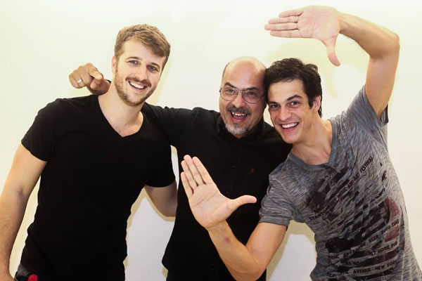 Fotógrafo Mauro Marques clicado ao lado dos atores Mateus Solano e Miguel Thiré, em noite de apresentação da peça teatral “Selfie” protagonizada pelos dois globais.