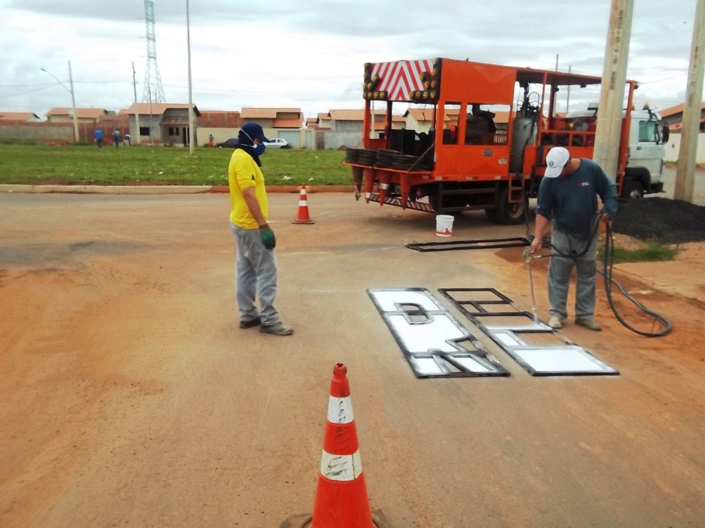 Pintura estratigráfica foi realizada nas ruas do residencial nesta semana