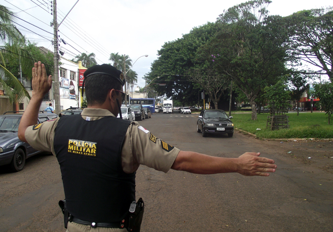Em blitz da PM com participação da Receita Estadual, motoristas receberam orientações sobre o IPVA