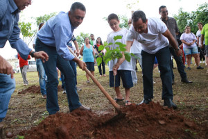 O prefeito Gilmar Machado ajudou no plantio das mudas de Ipê Branco