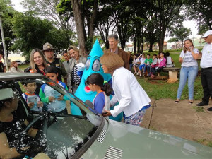 Durante a blitz, os estudantes distribuíram panfletos e ensinaram motoristas sobre desperdício
