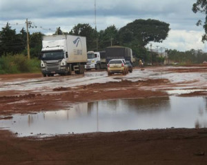 Após chuvas, asfalto é danificado ainda mais dificultando o trânsito. Foto: Gazeta do Triângulo