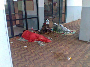 Pessoas dormem e fazem suas necessidades fisiológicas nas vias públicas por falta de opção. Foto: Régis Faust 