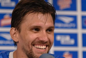 Paulo André, assim que chegou, assumiu a titularidade na zaga ao lado de Léo