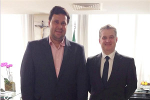 Prefeito Raul Belém recebido pelo presidente da ALMG, Adalclever Lopes. Foto: Divulgação