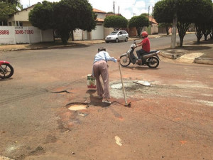 Demora nos serviços de tapa buracos gera solução caseira por parte de moradores. Foto: Divulgação