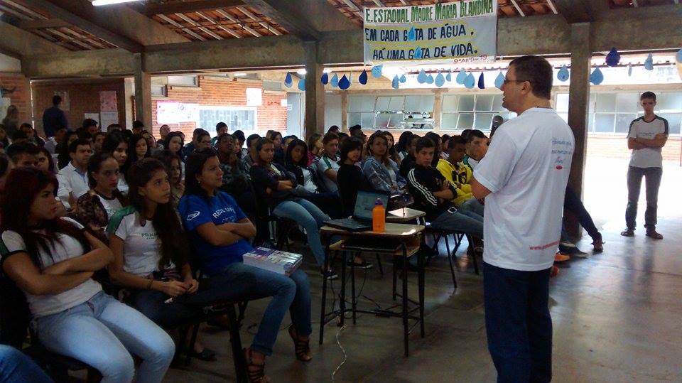 Durante o encontro, o palhaço Zilão contou diversas histórias vividas pelos membros da ONG