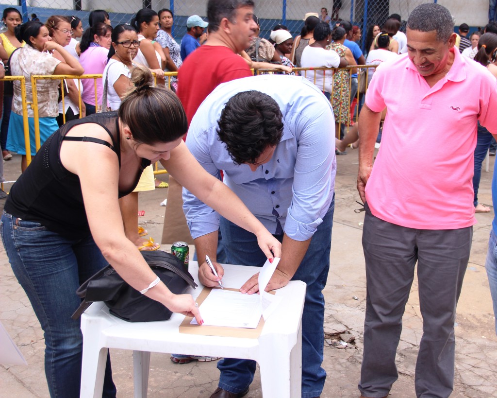 Integrantes do Executivo assinam edital de licitação para construção de complexo esportivo