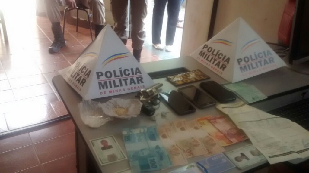 Droga, dinheiros e aparelhos celulares foram apreendidos com os suspeitos