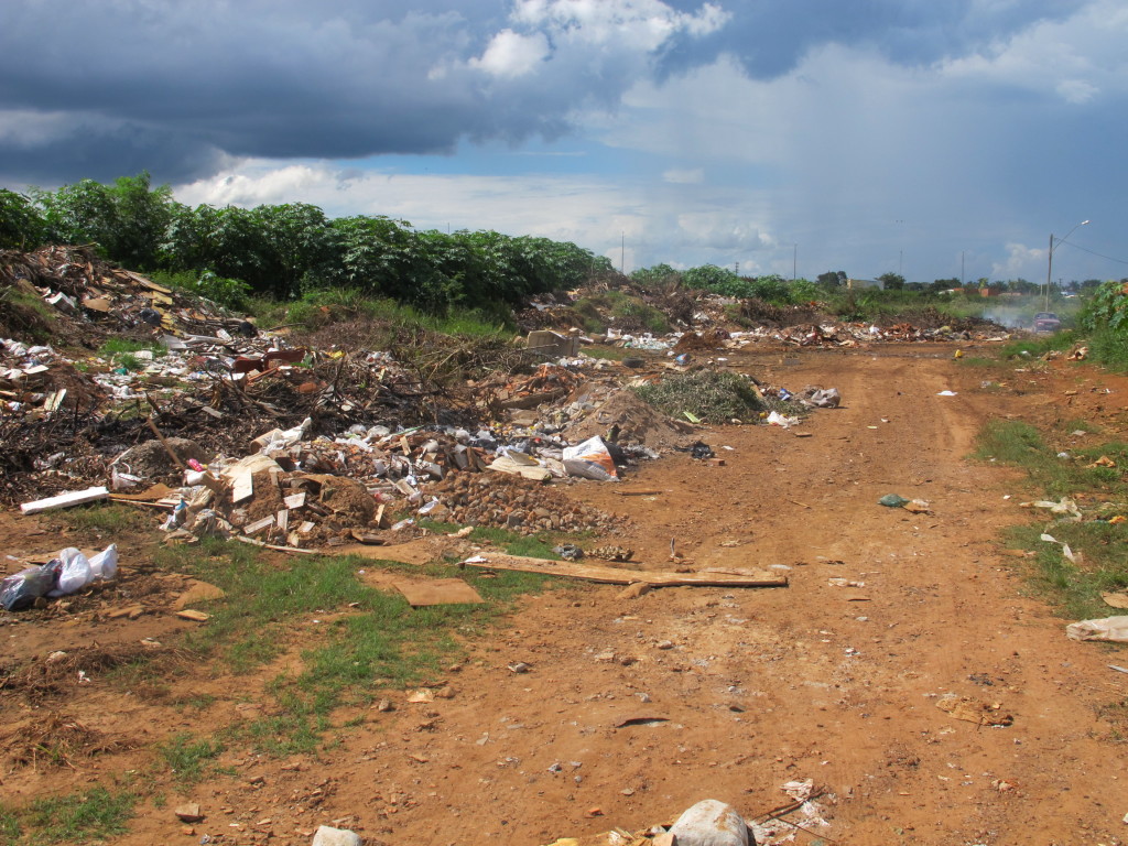 Lixo toma conta das últimas ruas no Independência