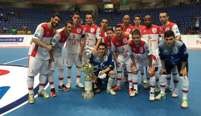 Pela segunda vez, time de Falcão deixa Uberlândia com taça nas mãos