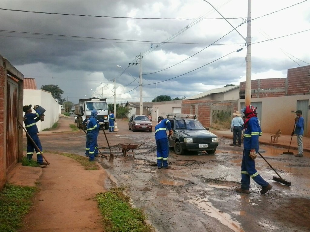 Serviços de manutenção são distribuídos em várias ruas do município