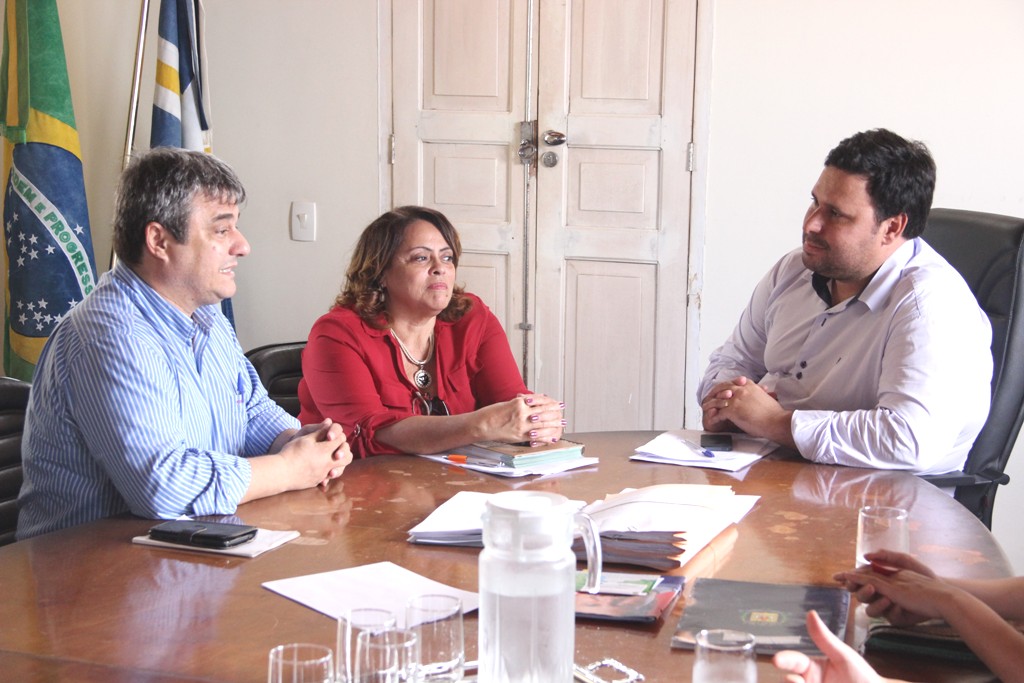 Almir Fernando Loureiro Fontes, Superintendente Regional de Saúde, se encontrou com o prefeito Raul Belém e com a secretária de Saúde, Lucélia Rodrigues