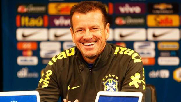 Dunga é só sorrisos: oito vitórias seguidas com a seleção brasileira