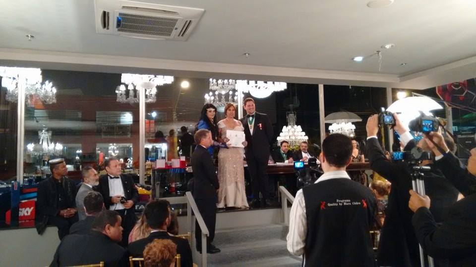 Fátima Correa posa ao lado de Solange Galhotti, a qual indicou a artista para receber o título