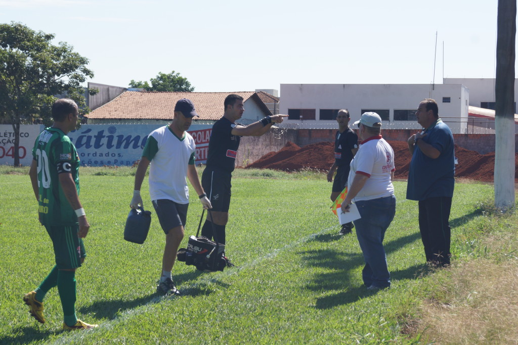 Arbitragem de Flúvio Stevão foi contestada durante toda a partida pela equipe do Amorim