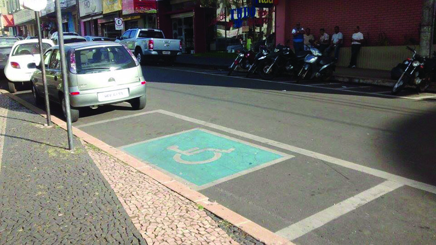 Estacionar em local proibido ocasiona multa média e remoção do veículo