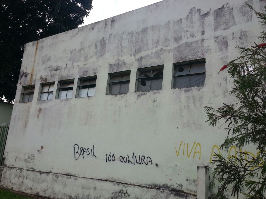 Estilhaços se espalharam por um dos consultórios da unidade, prejudicando o atendimento na manhã de ontem