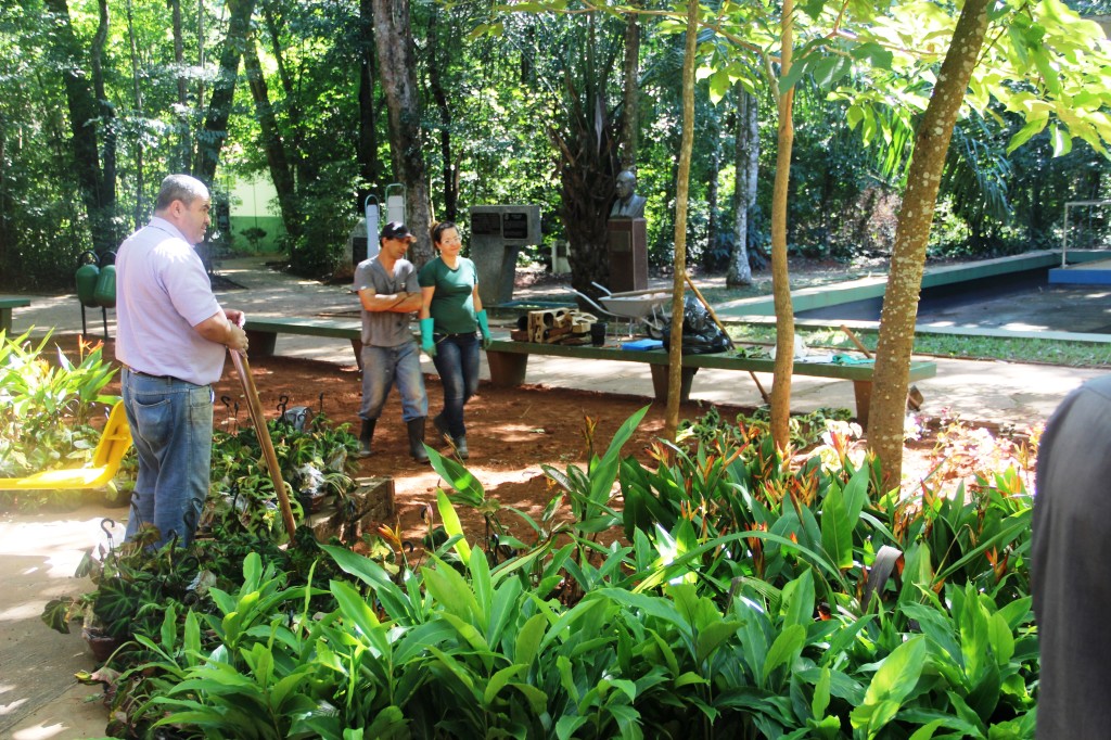 Trabalhadores dão continuidade aos serviços de manutenção no Bosque, sempre às quartas-feiras