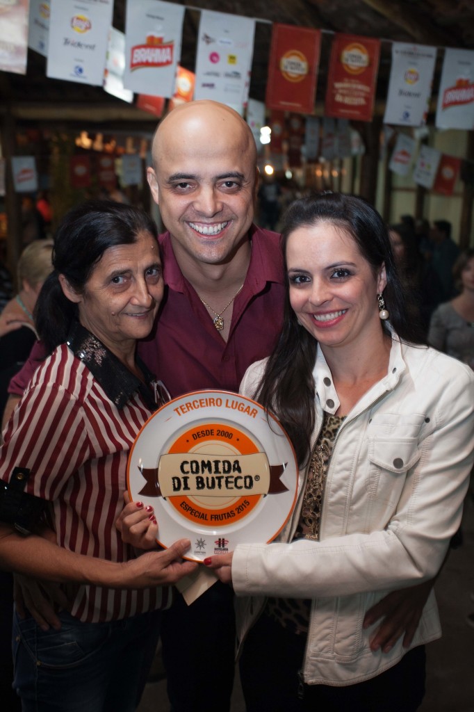 Vencedor da Temporada do Comida di Buteco 2015 - France Wesley dos Santos do Kareka´s Bar ao lado de familiares com a premiação