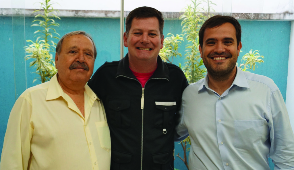 Darli Amaral e Gustavo Amaral durante a visita do jornalista Renato Peters na redação da Gazeta