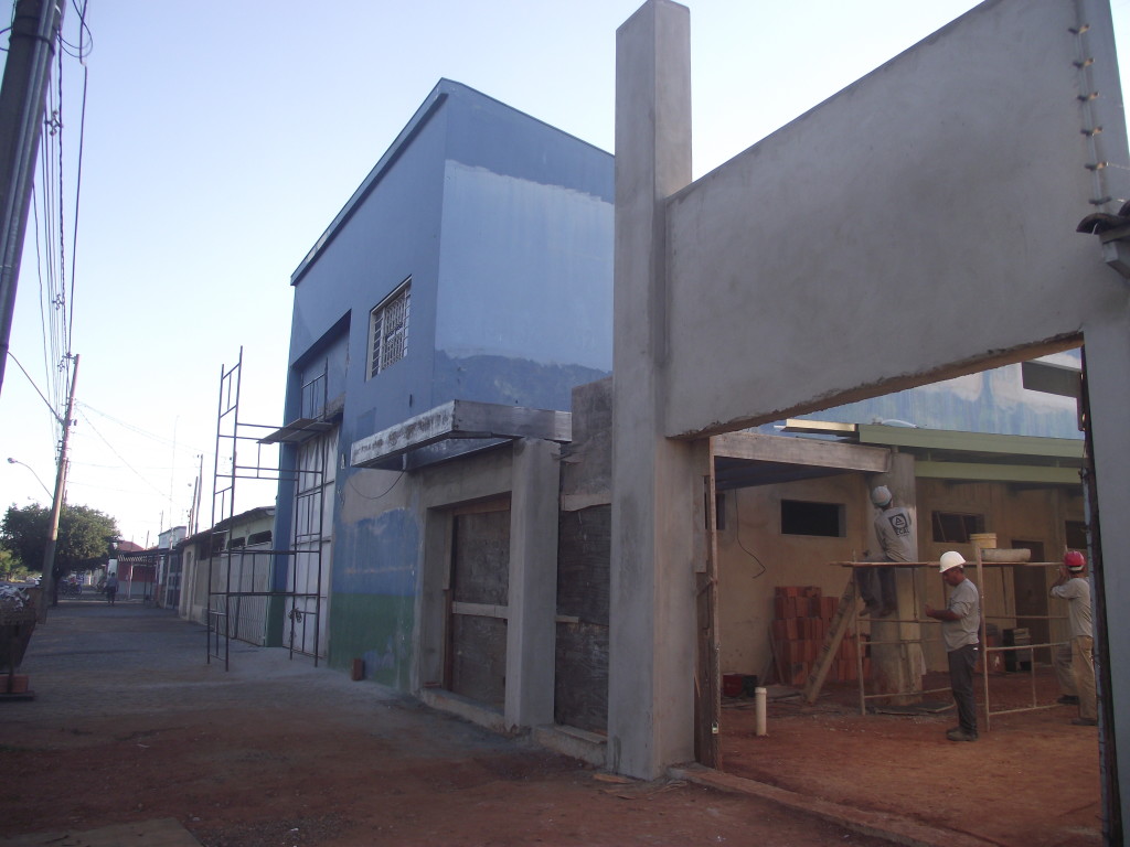 Em imóvel localizado na avenida Minas Gerais, próximo a avenida Bahia, obra está em andamento