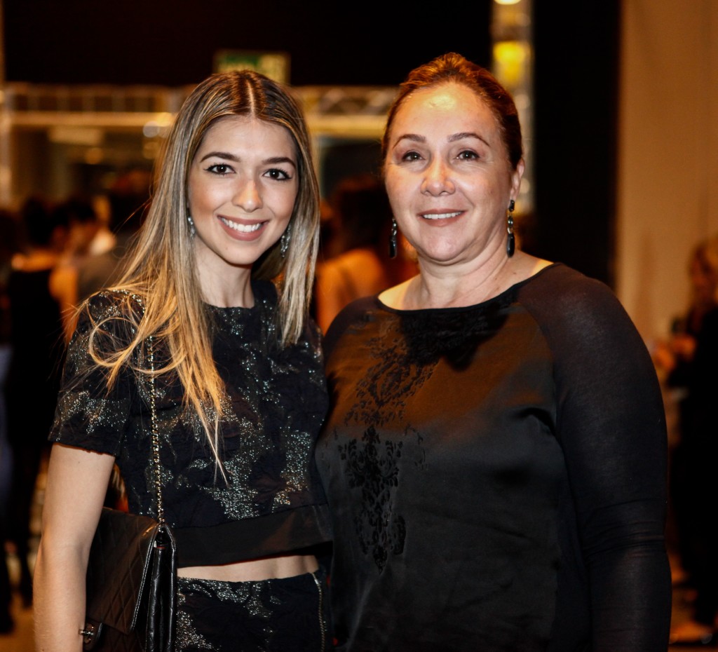 A blogueira Aline Pimenta com a mãe em show de Fábio Jr. Center Shopping Festival 2015.