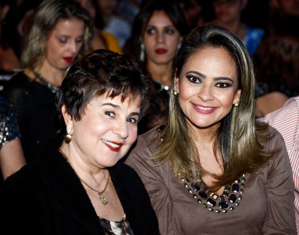 Vanda Monteiro Amaral com a colunista Raquel Costa em show do cantor Fábio Jr., no Center Shopping Festival 2015.