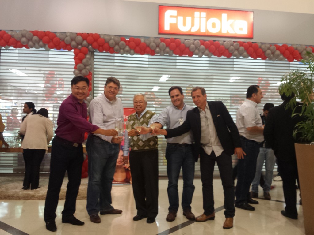 Diretores do Fujioka brindam inauguração da nova loja.