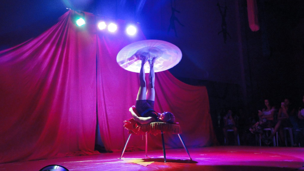 Casal de artistas de rua durante apresentação em circo de Uberlândia *Amanda Borges 