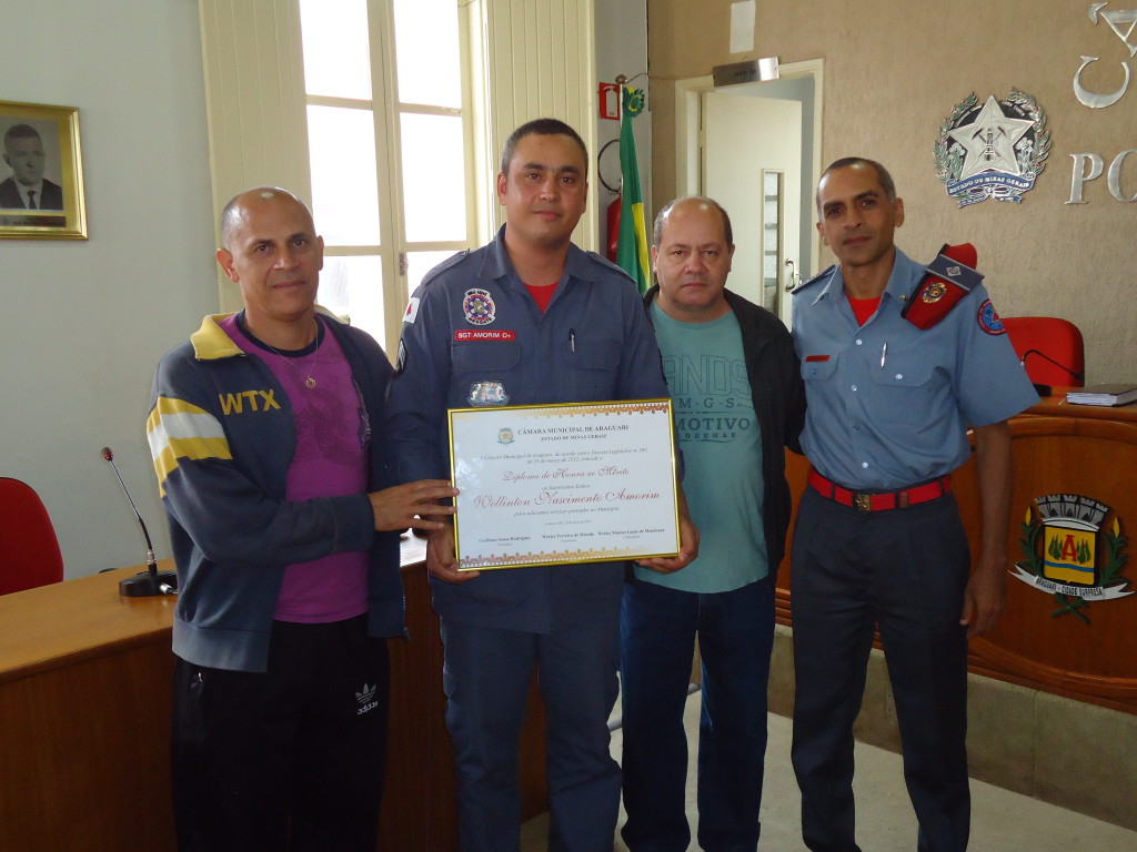 Sargento Amorim, ao lado de seus colegas de corporação - CRÉDITO DIVULGAÇÃO 