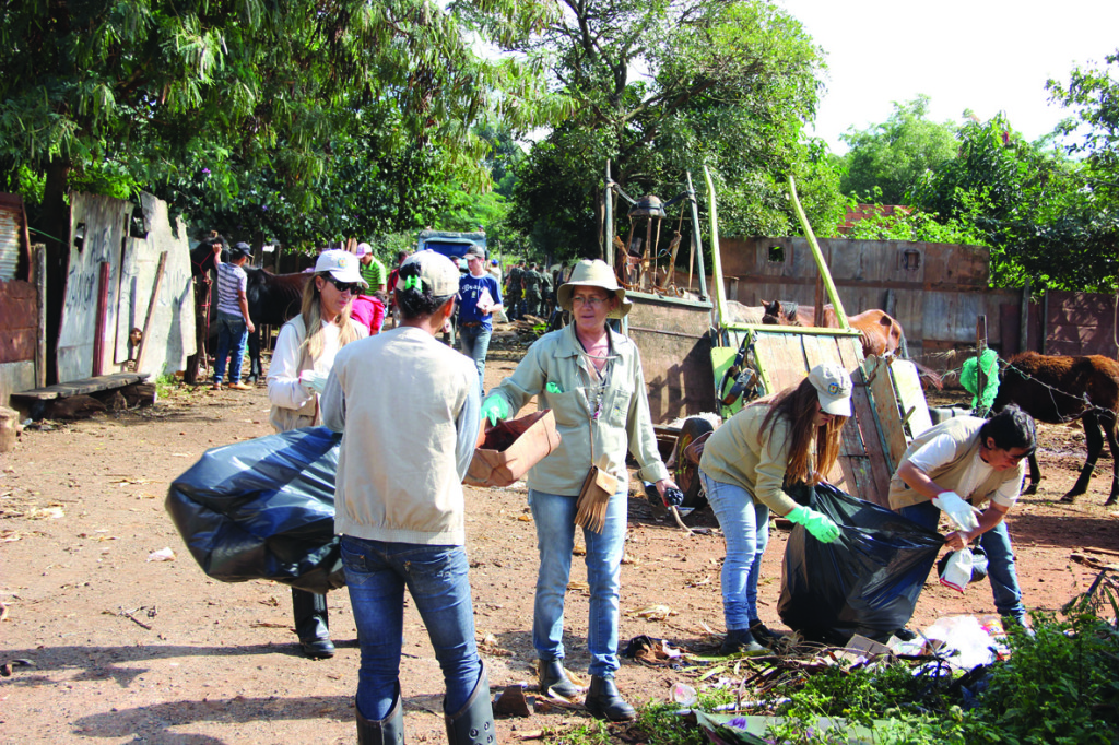 Agentes deram continuidade ao mutirão de limpeza no fim de semana, nos bairros Amorim e Novo Horizonte (CRÉDITO PREFEITURA DE ARAGUARI) 