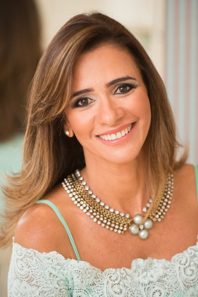 Sirlene Nunes, sócia proprietária do La Belle Cabeleireiros sobra velinha no dia 18