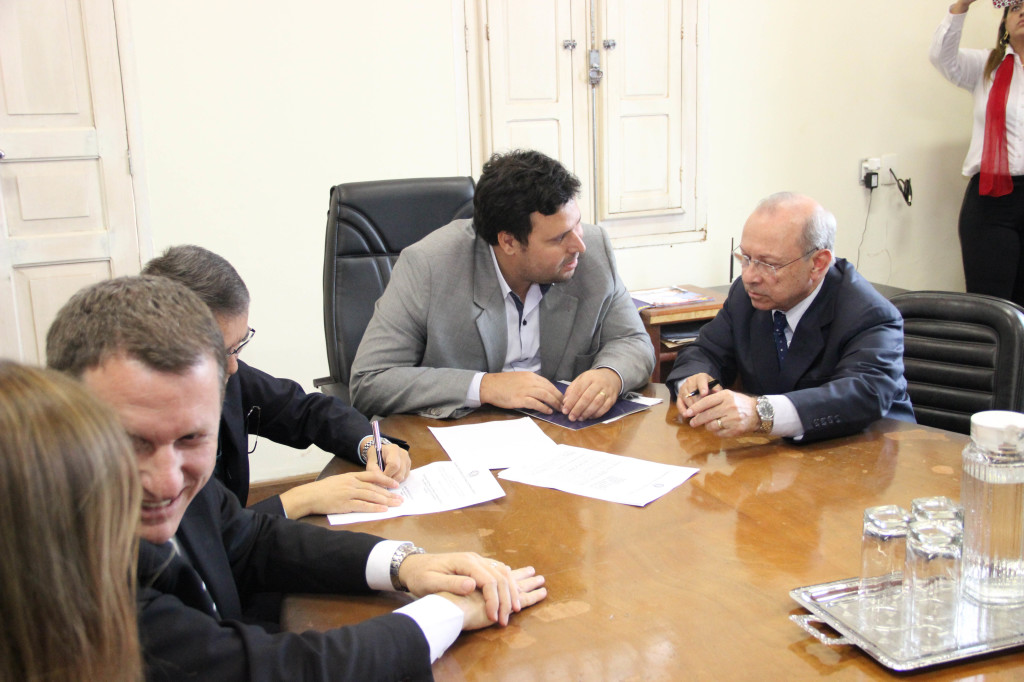 Autoridades se reuniram no gabinete do prefeito, no Palácio dos Ferroviários
