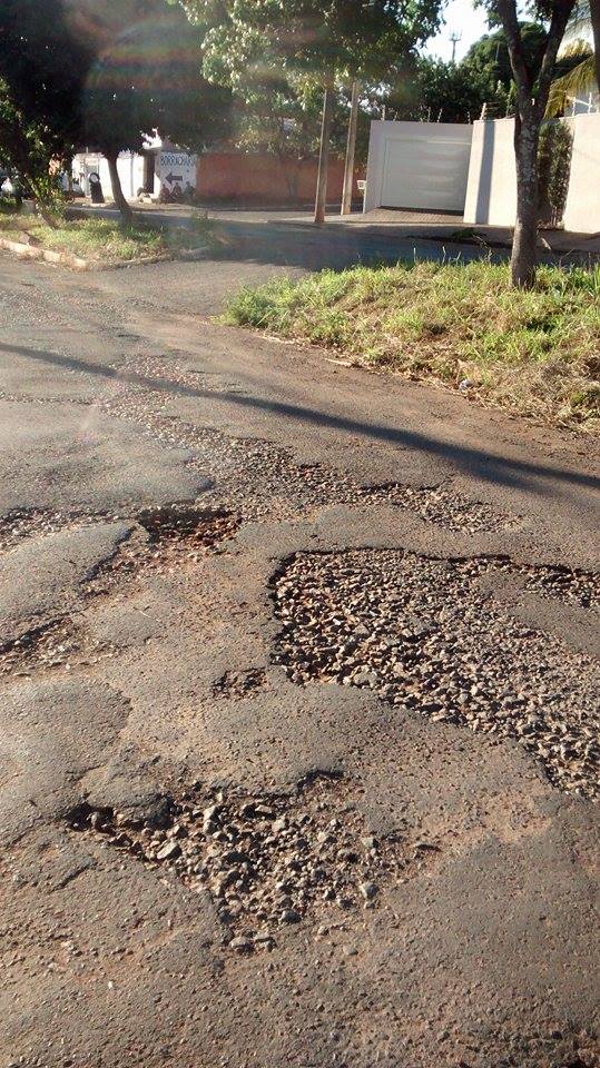 As condições da via são precárias prejudicando o tráfego de veículos
