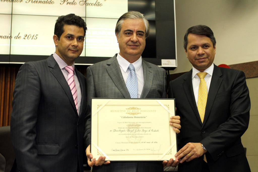 Desembargador Doorgal ao centro, recebeu a honraria do ex-vereador e atual deputado estadual Carlos Henrique