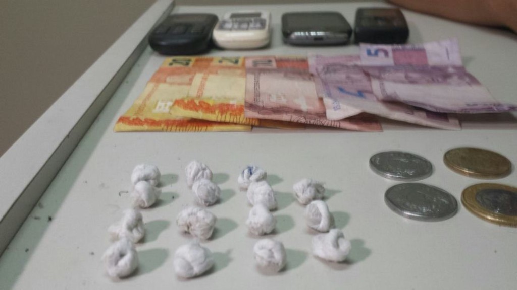 PM apreende 72,5g de cocaína e R$ 2 mil após abordagem a motociclista
