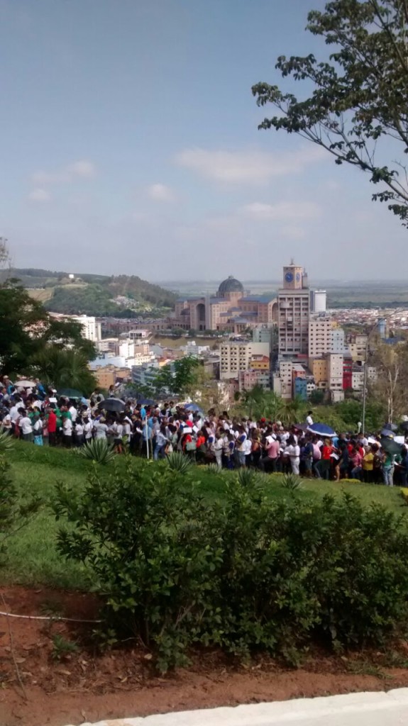 Mais de 30 mil vicentinos participaram da Romaria e subiram o Morro do Cruzeiro 