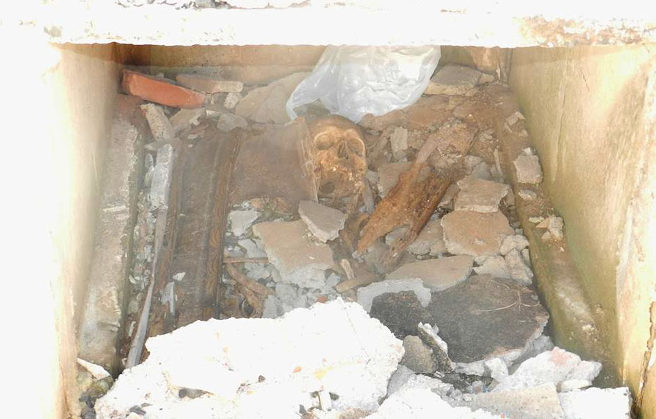 Jazigos abandonados pelas famílias sofrem deterioração devido à exposição às chuvas e sol