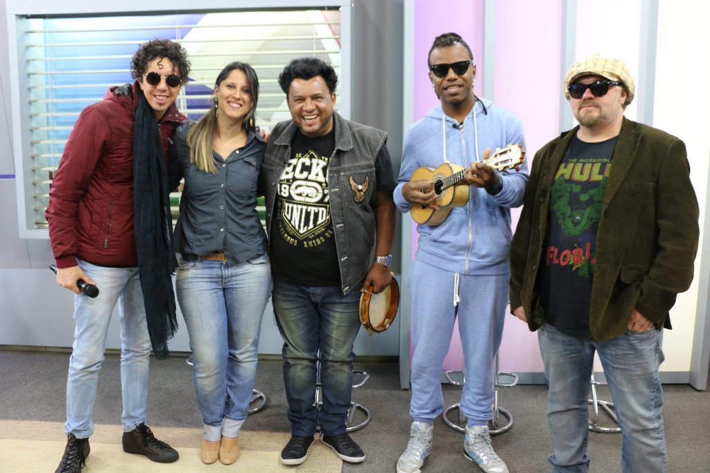 A jornalista Andressa Andrade com o grupo Sambô em recente visita a TV Paranaíba em Uberlândia.